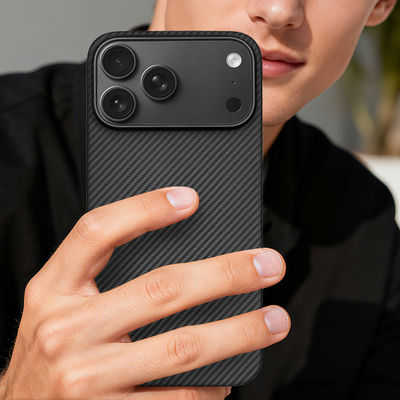 iPhone 17 Pro Max के लिए धातु फ्रेम के साथ अनुकूलित एरामिड कार्बन फाइबर मोबाइल कवर